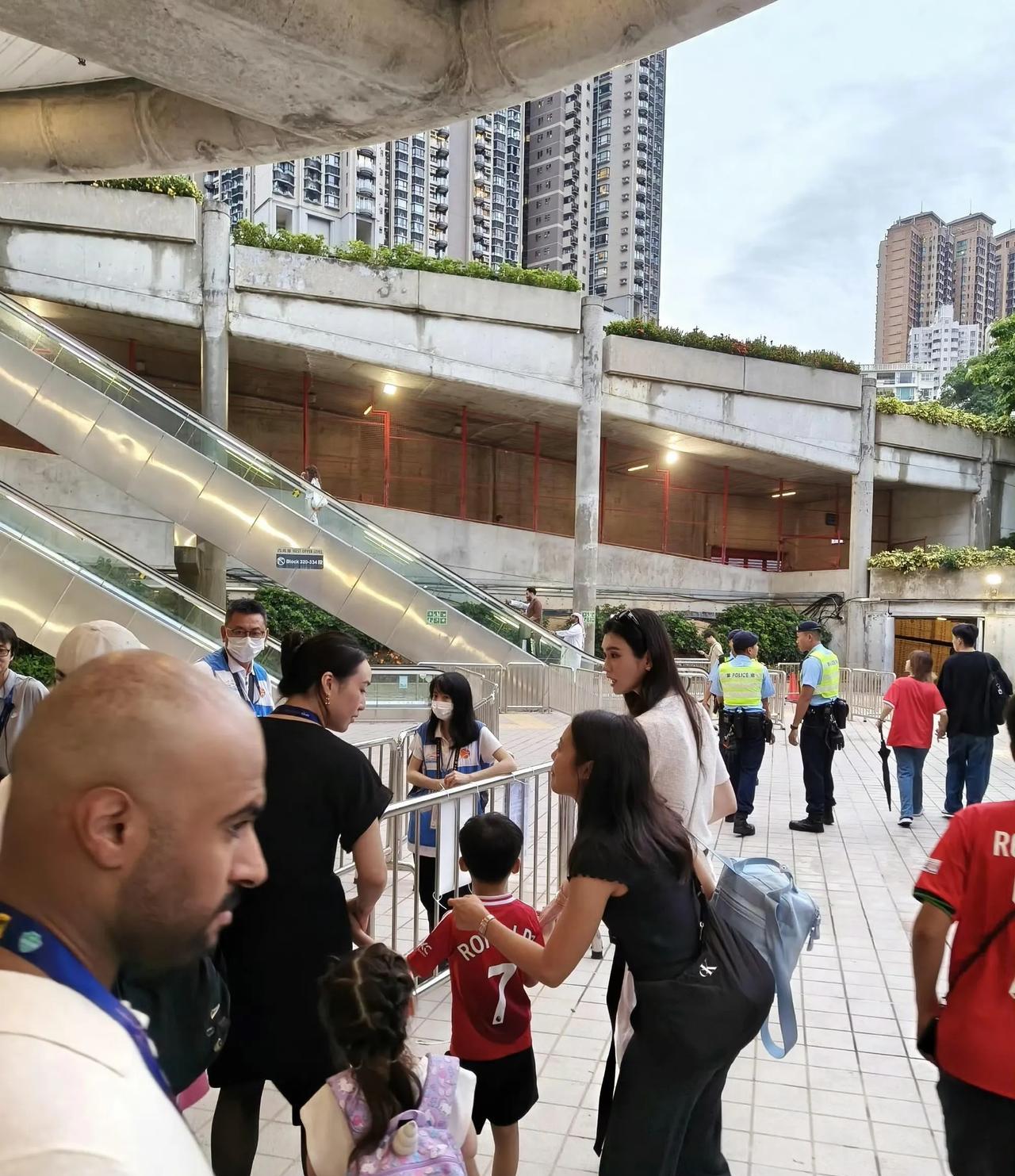 奚梦瑶带五岁儿子看球赛，儿子身高已经到了奚梦瑶的腰上，幸好是遗传了奚梦瑶的身高，