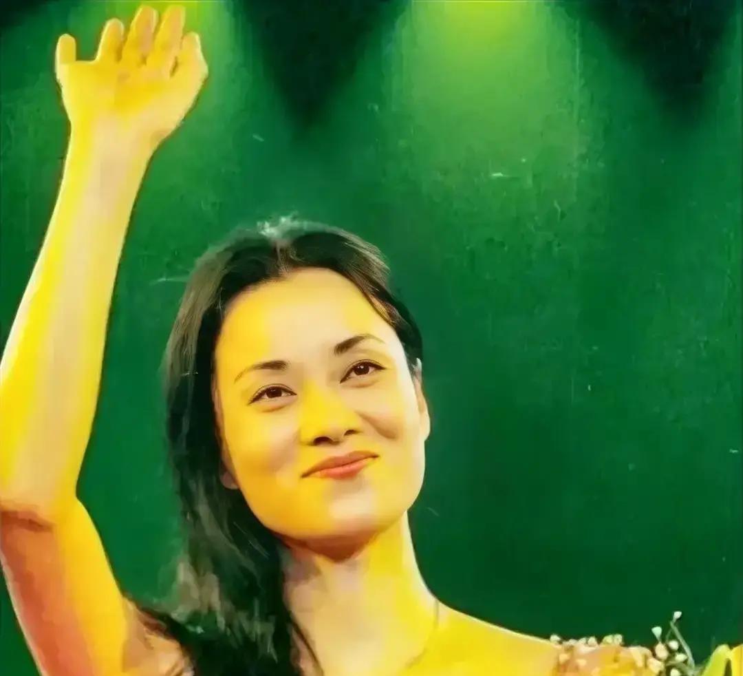 毛阿敏刚攒下第一笔大钱，转身就在上海给两个亲哥哥一人买了套房，经纪人劝她别急，她根本不听。一套房可以