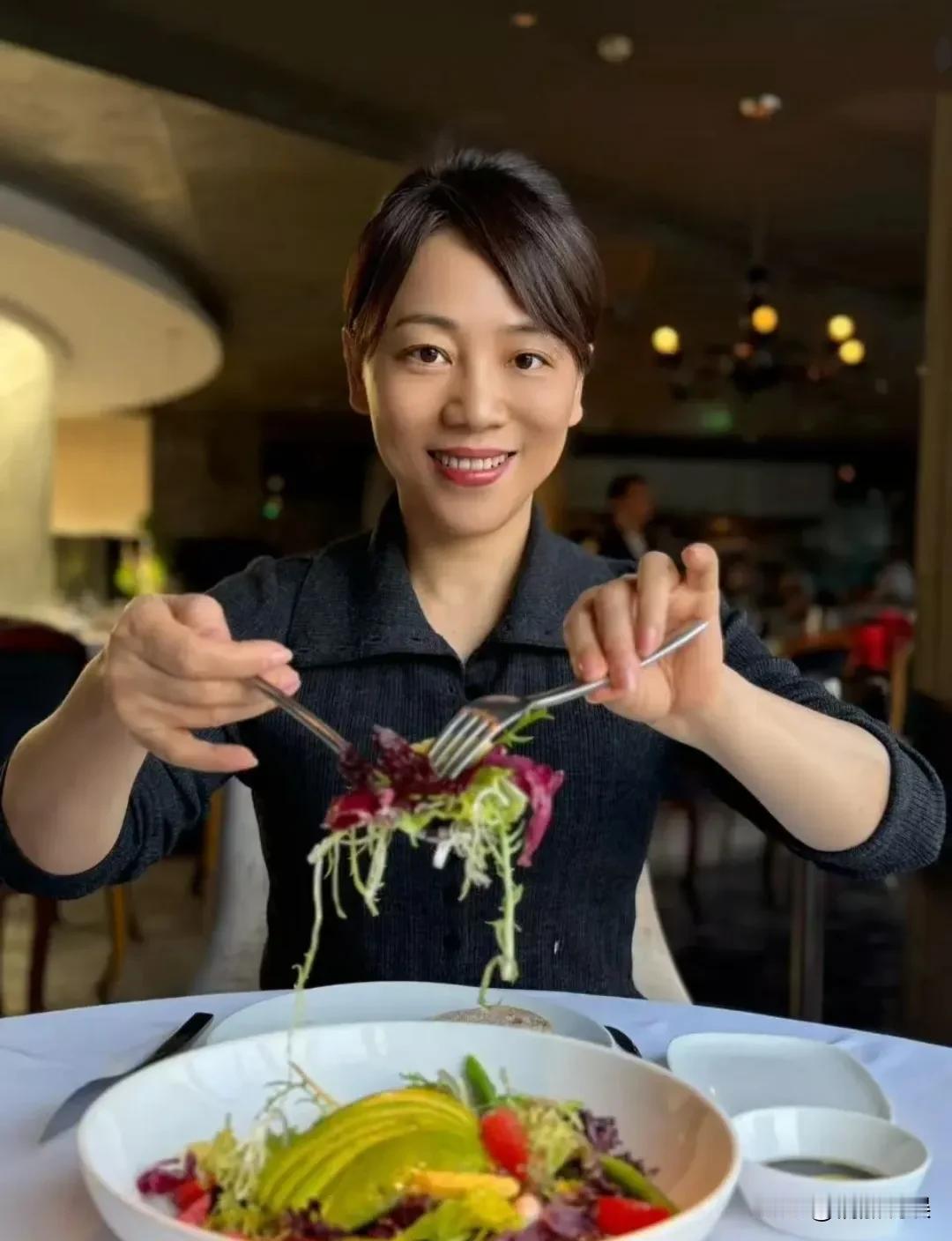 央视主持人劳春燕，晒新的一年，好好吃好好练，单独过节的照片。53岁的她，扎着低