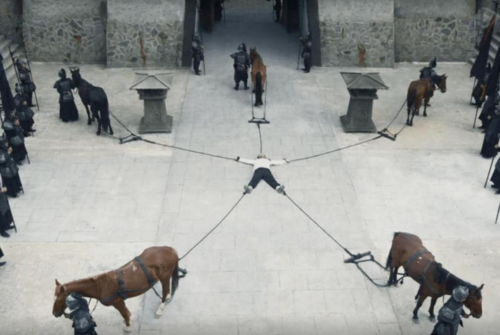 894年，李存孝谋反，被判五马分尸。他对着5匹马轻蔑一笑：“你以为这几匹马能奈我