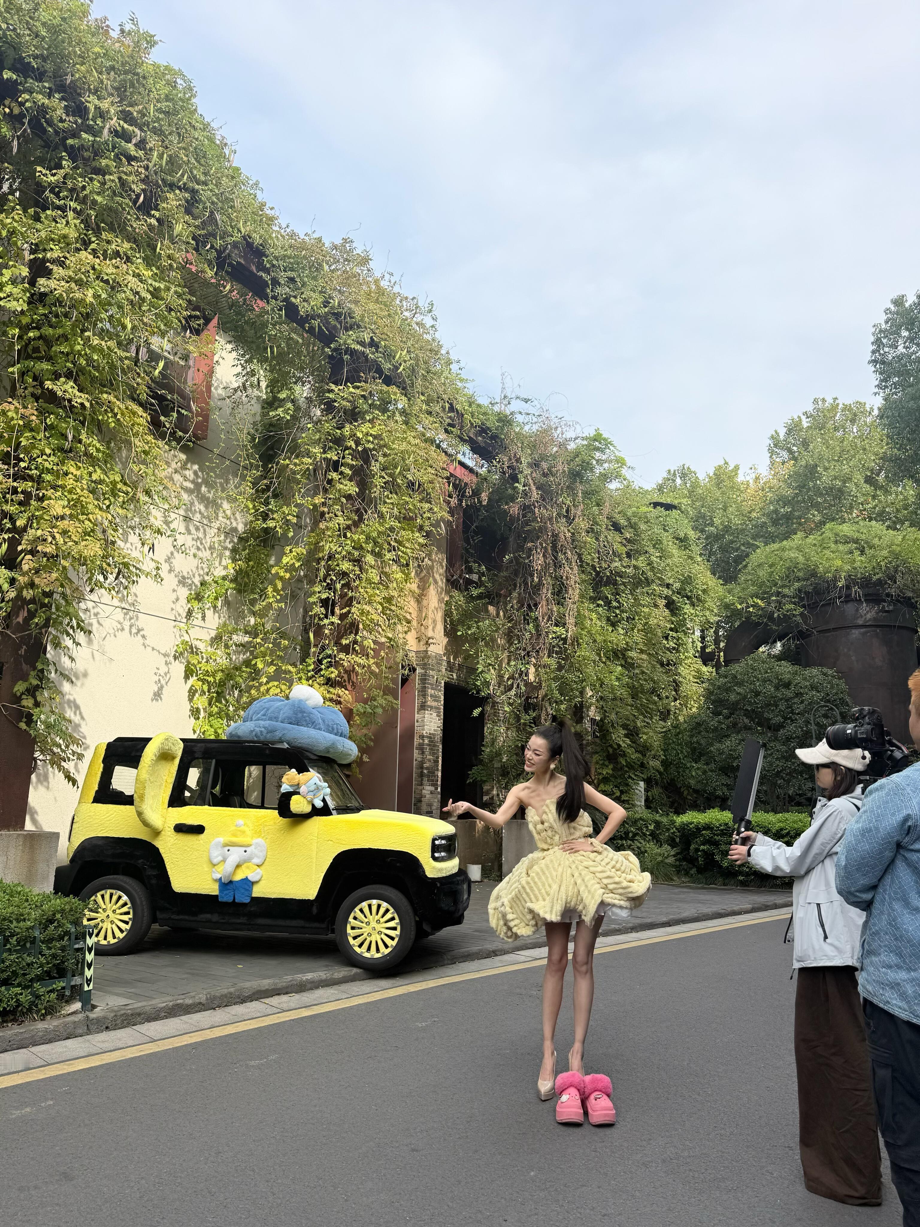 氧化菊的腿真细到离谱，感觉比筷子还纤细，妥妥的漫画腿照进现实啊！怎么有人的腿这么