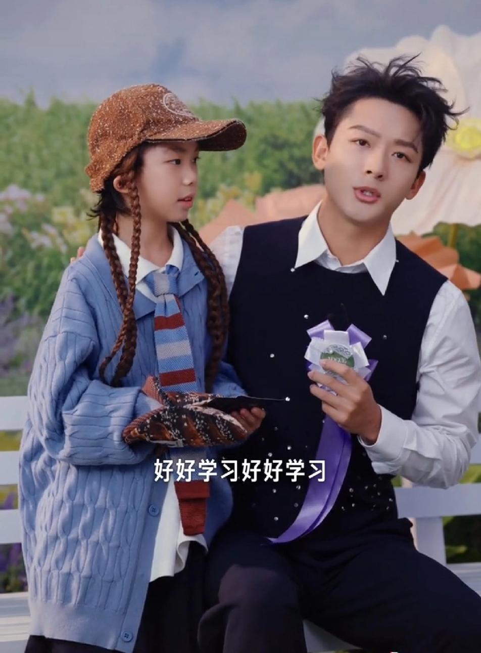 小孩子采访男神太有趣，张晚意一贯老干部风格，就是张书记到学校调研，对学生提出重要