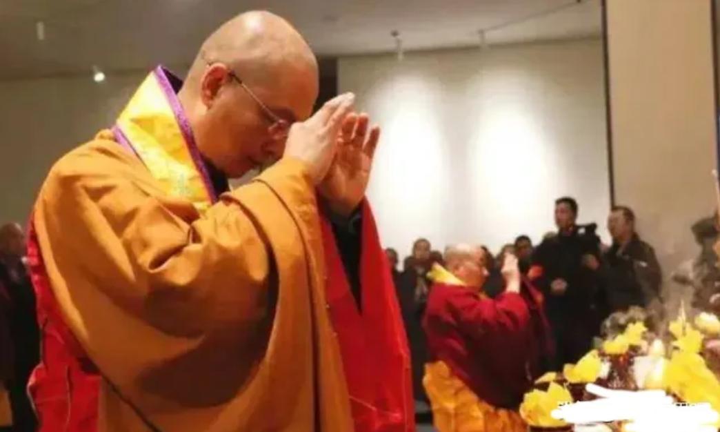 江苏一在逃杀人犯隐遁佛门16年，混成得道高僧，为了躲避警方追捕，他拍照时从不以正