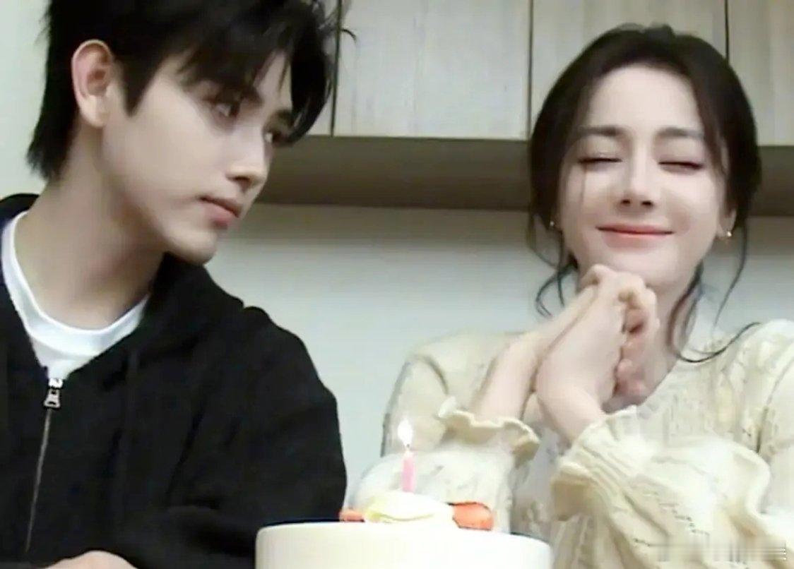 原来觉得迪丽热巴是冰山美人现在觉得这些动作很刻意