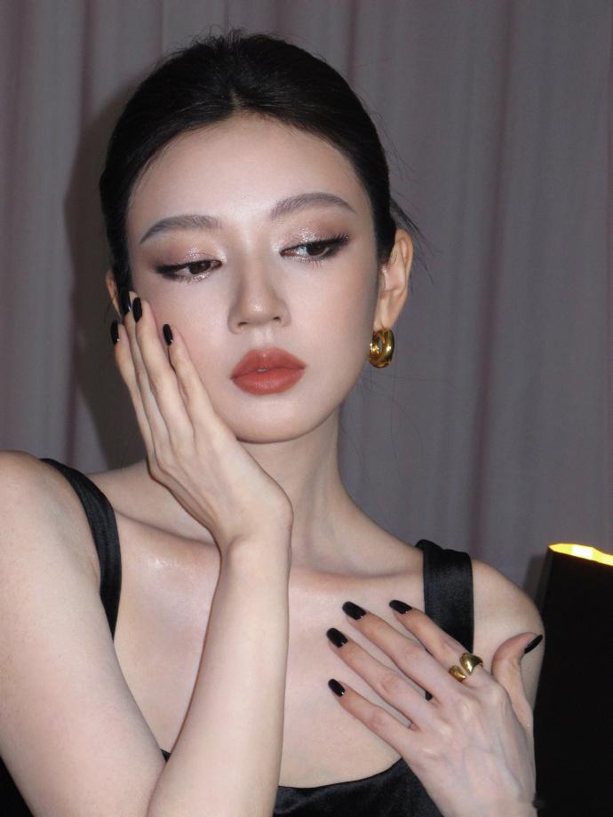 何瑞贤今天的化妆师是王亚飞何瑞贤今天的化妆师是王亚飞，给她化的妆容真的好适合，把