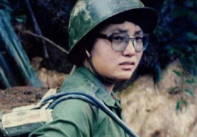 1986年，一个女医生被哨兵拦住，要求出示通行证，没想到，她直接掏出一颗手榴弹：