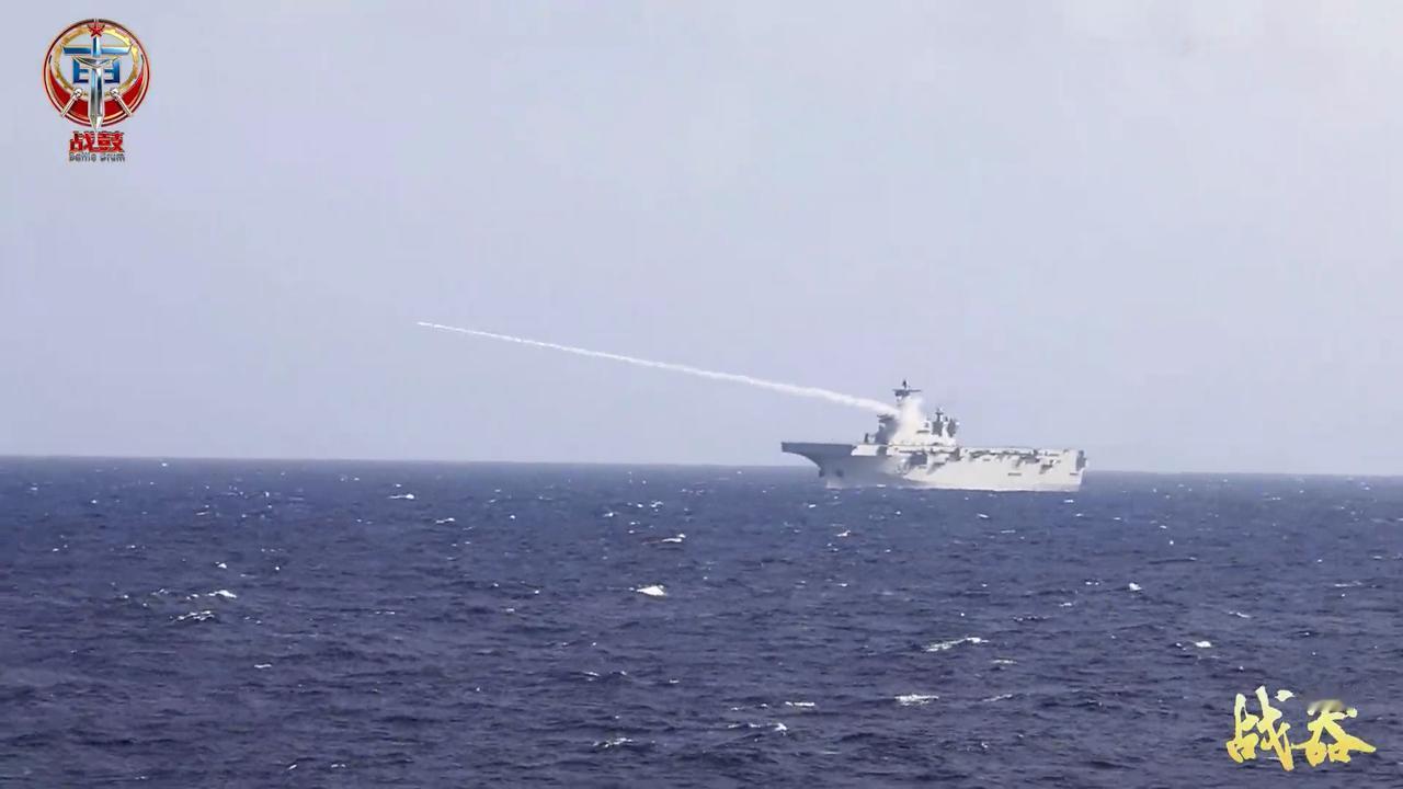 075两栖攻击舰海红旗-10防空导弹和1130近防炮开火的画面，海红旗-10的射