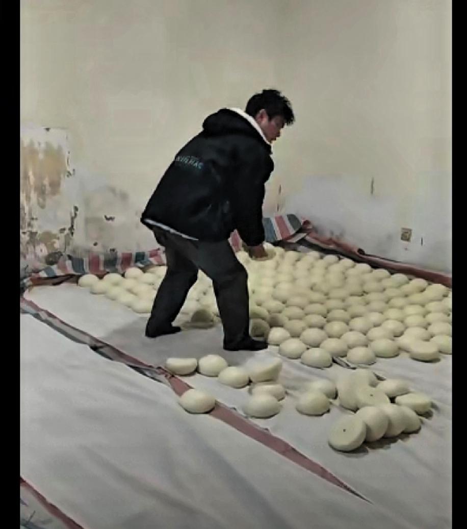 让你接地气，不是让你接脚气！这下好了，全网都知道这家脚气馒头店了，老板娘真是个