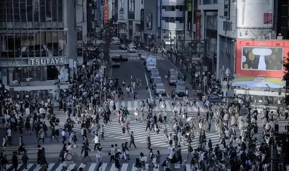 2025年前11个月，中国贸易顺差飙到1.08万亿美元，创下历史头一遭！出口卖得