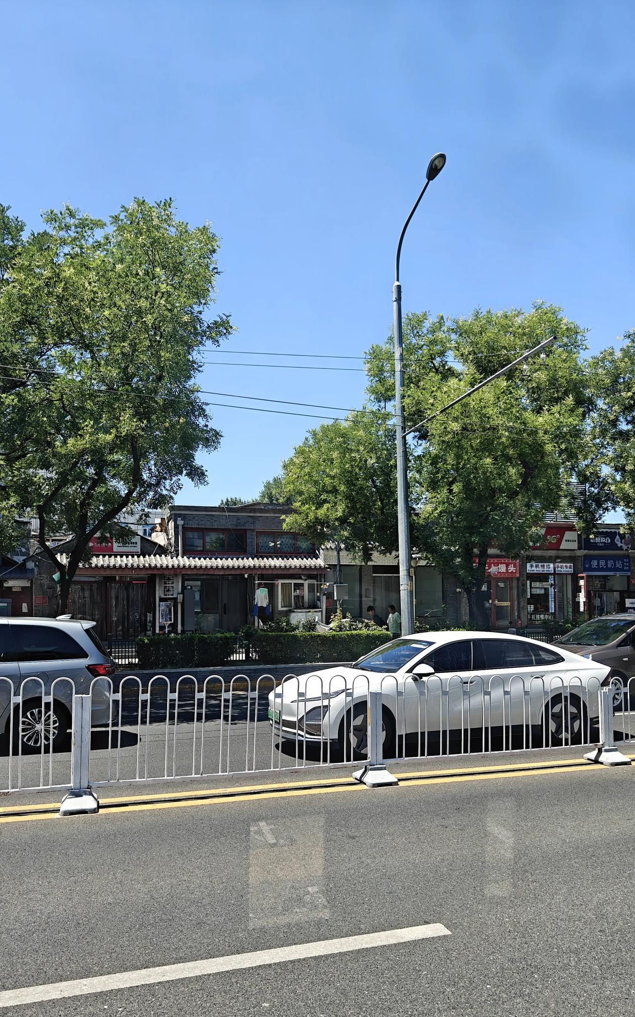 中午顶着快40度高温来到老妈这里。进门老妈坐在沙发上等我给她做饭呢！由于太热，