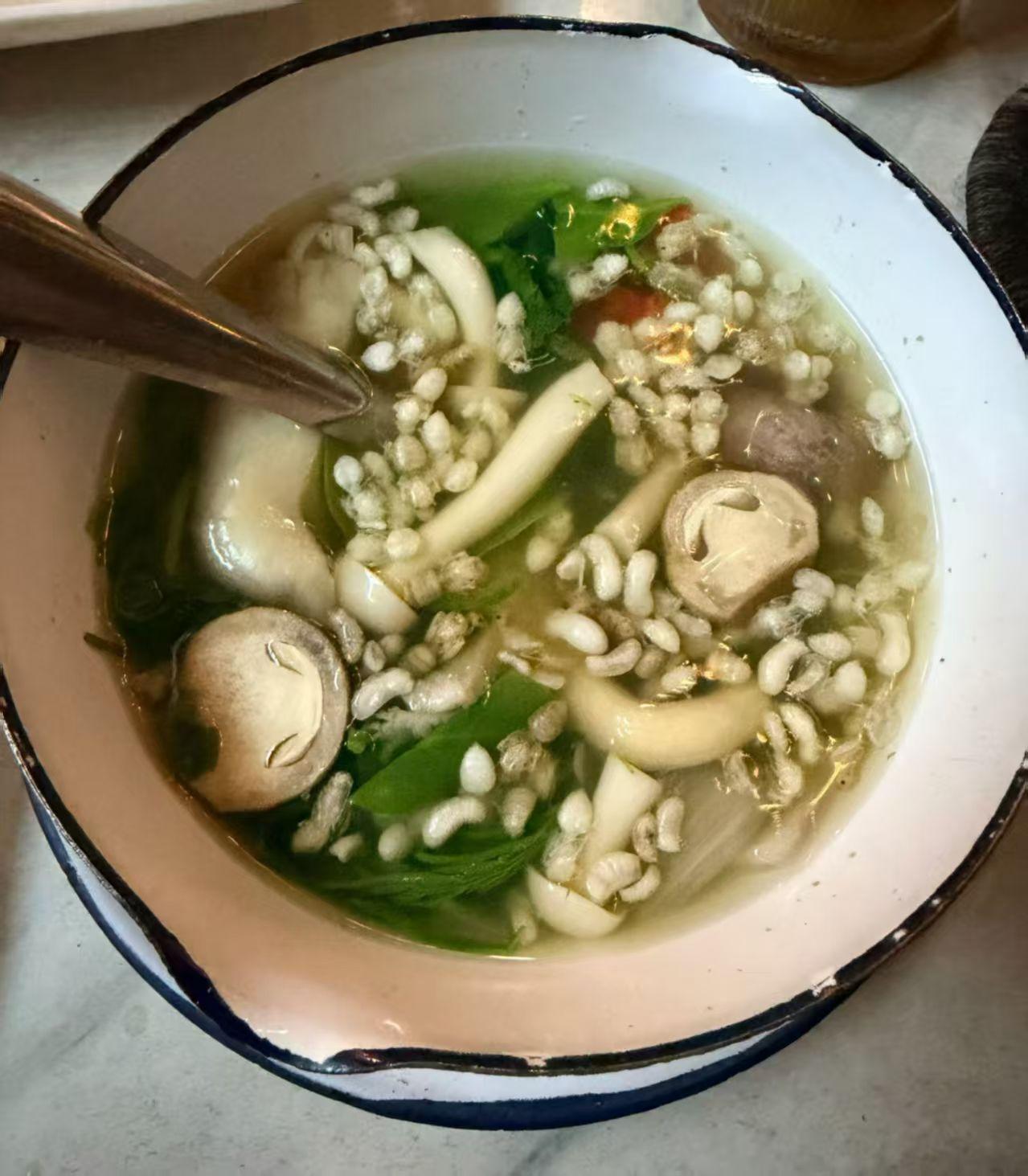 有人晓得图一这道菜肴是什么吗？这菜可不便宜，甚至比大青蟹的价格还要高。有人去泰