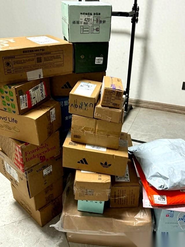 那张号称“实木”的床送到家，我拆开箱子，一股冲鼻子的味儿差点没把我送走。真的，