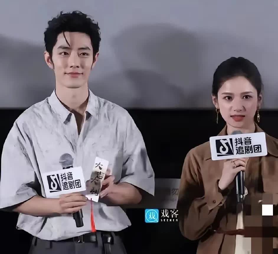 肖战因为职场情商被骂疯了😂主持人问“3杯水4个领导咋分”，张婧怡说“都别喝”