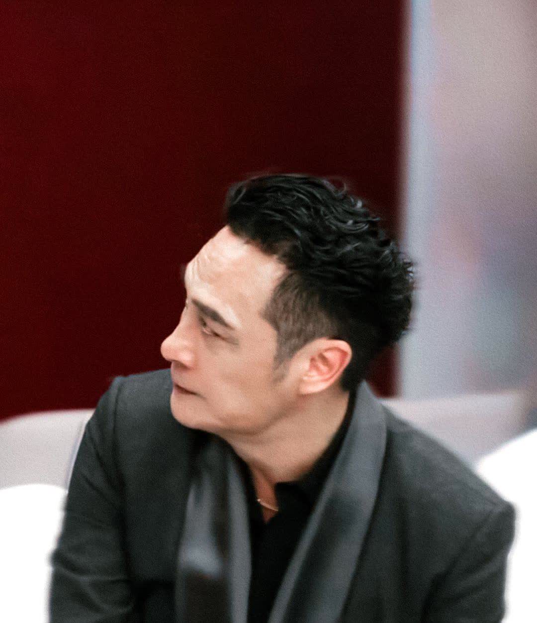 我问我老公，吴镇宇演了这么多年坏人，为什么观众还说他心善？我老公说，他这