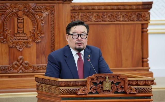蒙古政坛现在出现了一个很有意思的现象：国内的执政党和反对党，几乎在同一时期分别在