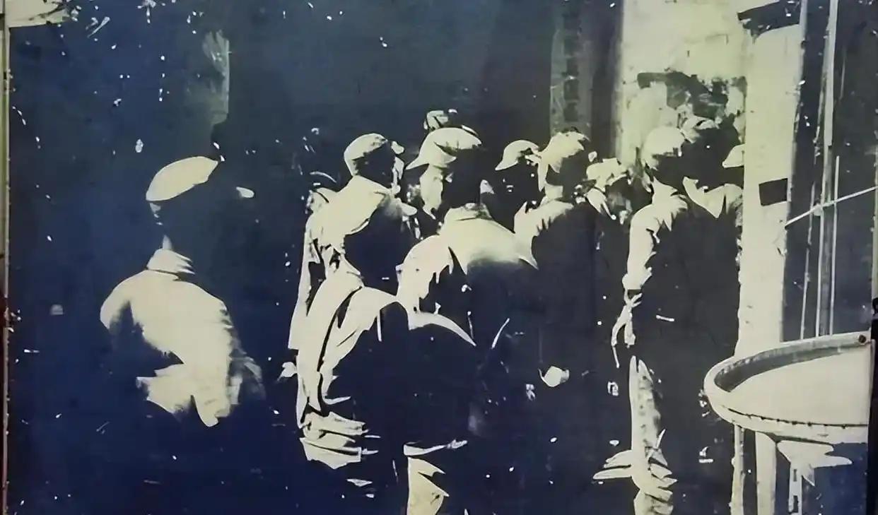 1948年，深秋。高邮城内，国民党残余势力仍在负隅顽抗，十几名地下党被拖出去枪毙