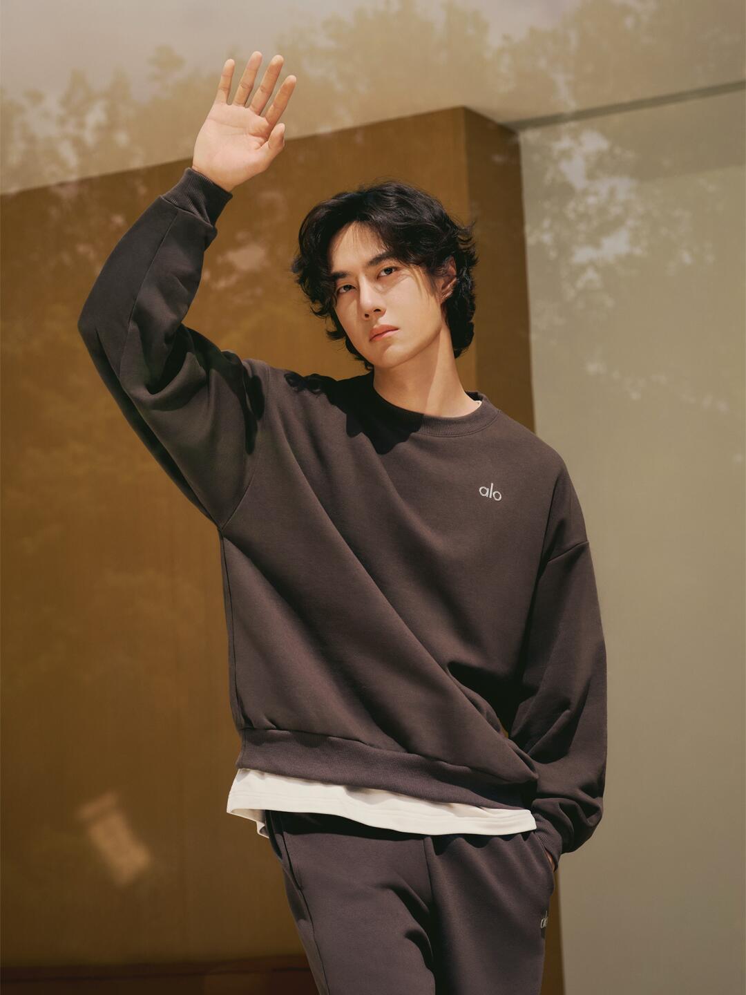 王一博ALO全新图集📸马来西亚偶遇王一博王一博看起来吃的很香