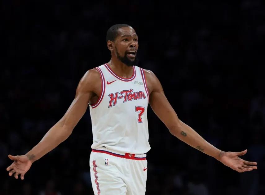 杜兰特今天又打了40分钟！是火箭全队上场时间最多的，乌度卡是不是已经忘了昨天刚