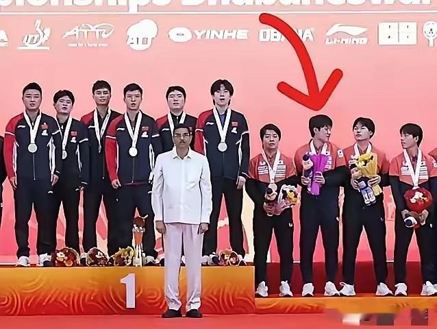 大家有没有注意到张本智和昨天在颁奖台上的表现，在升国旗、奏国歌的环节，不管中日运