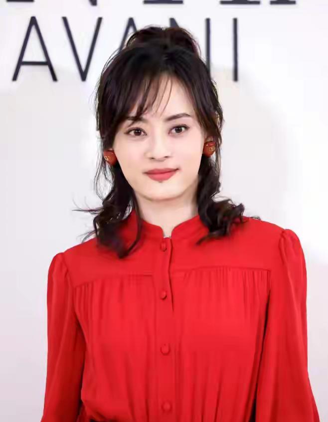 孙俪被曝全家移民了所以，也解释得通那么多人就是说不清为什么总觉得她很装了吧为