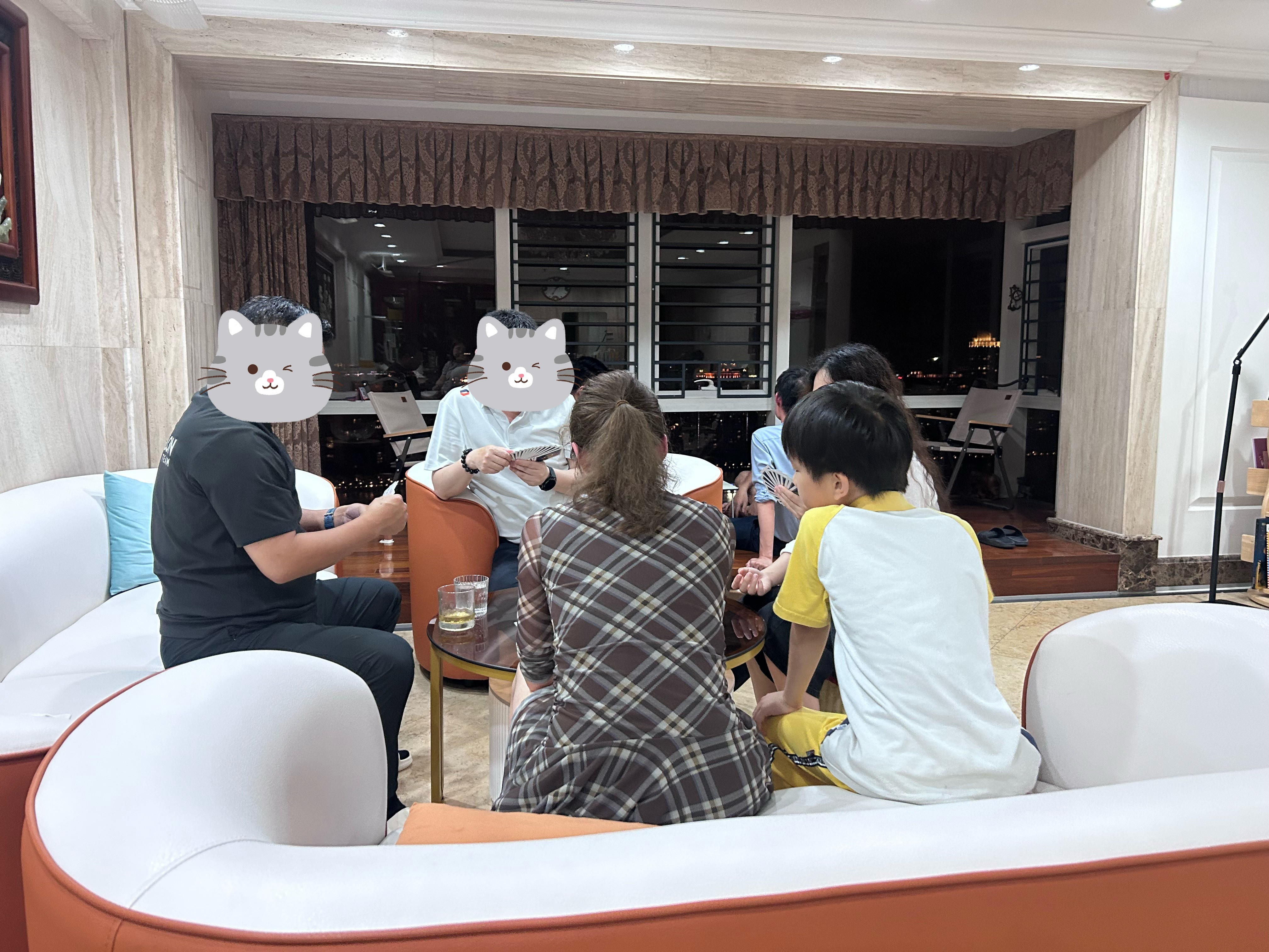 今晚家里来客人一个崽就喜欢往人堆里扎另一个避开人堆，在喧闹中静静写作业墩妈的二胎
