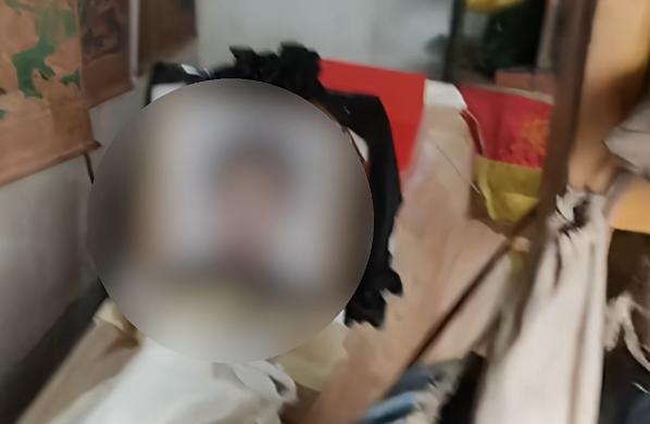 四川自贡，小荷（化名）告诉记者，弟弟被发现于家中离世，当时气温高，尸体腐败严重。