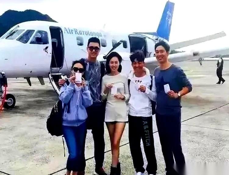 聊聊王宝强。在那张著名的出游合影里，他笑得一脸憨厚，身体却本能地往前倾，离身边的