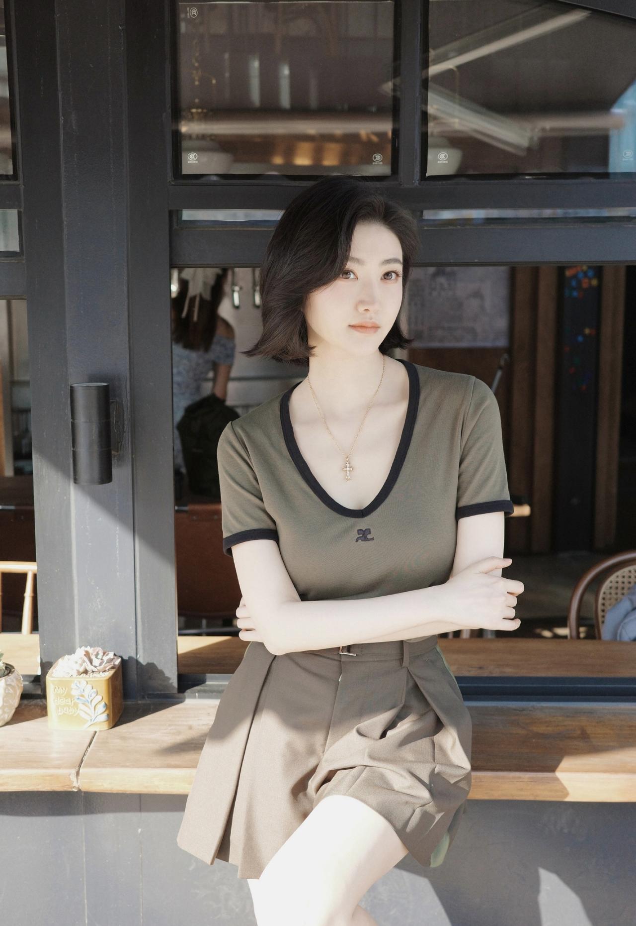 窗明几净，美人倚椅。侧倚美女卧室美人照晚径美人图紫裙倚坐倚栏照红榻佳人