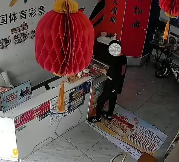何苦呢，人家买彩票为了中奖，小伙却希望彩票没奖。能有这么反人类的思想，一切都是