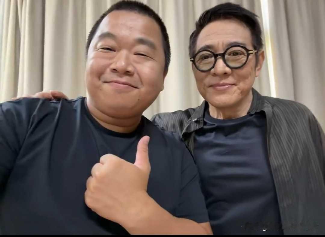 蓝战非太低调了，和李连杰合照，他说很荣幸，其实他的名气不比李连杰小。如今时代不