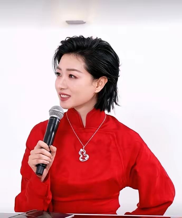 万茜又炸屏了！3月20日，万茜出席时尚活动被网友夸爆了！当天她一袭新中式红色