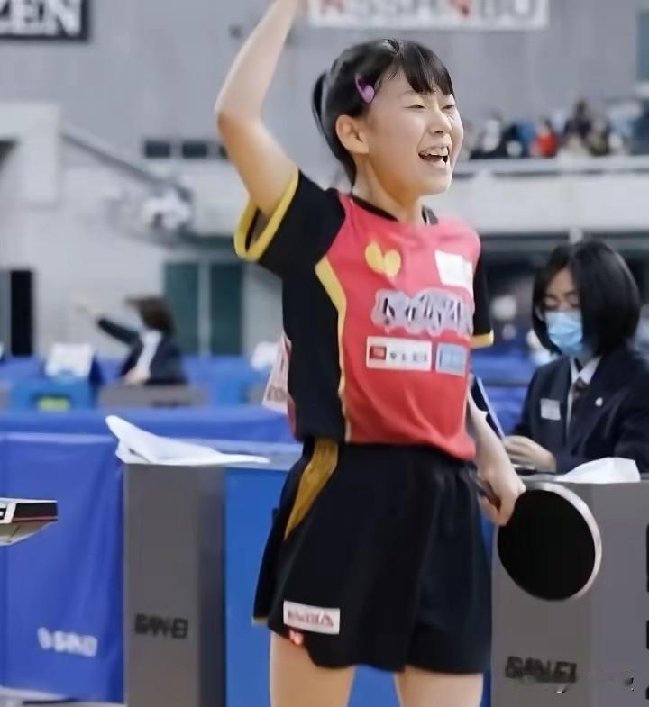 孙颖莎的小迷妹松岛美空，仅仅12岁，今年全日本锦标赛打进了4强，半决赛输给