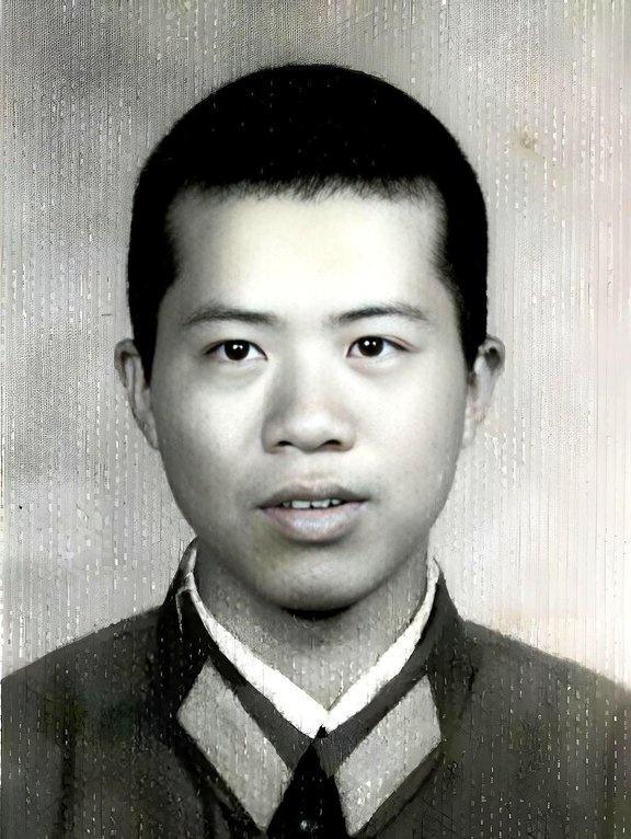 1984年，老山战场，21岁的战士刘家富不幸中枪，跌倒在坑，此时，坑外有4名越军