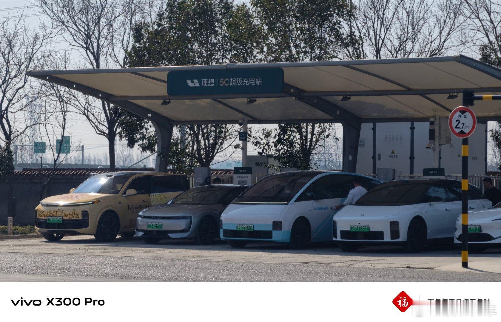 一群理想中间夹了个奥迪跟一群大块头抢充电桩我也是没想到的我与汽车的日常启子的车启