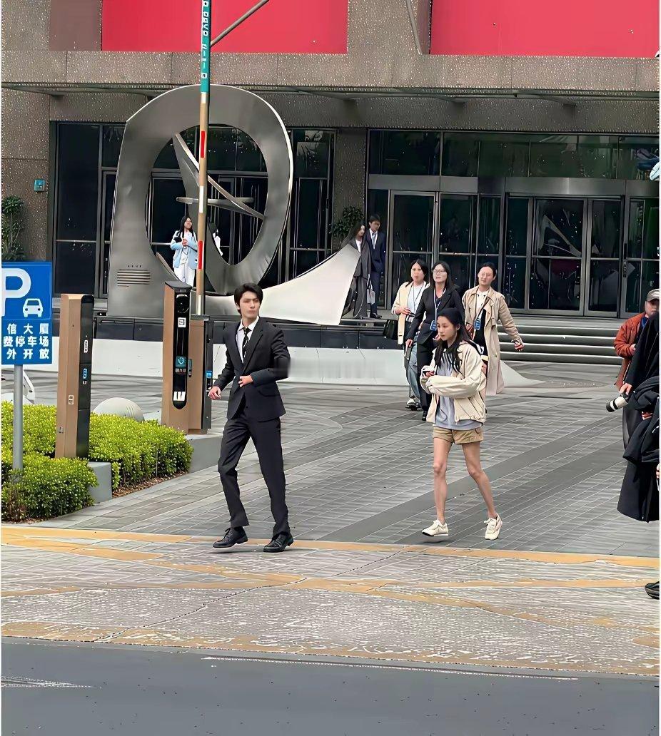 关晓彤和林一新剧，正在拍摄，没想到关晓彤现实中这么瘦！