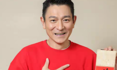 主持人问刘德华："你觉得自己的缺点是什么？"刘德华不假思索就说："我其实很小气的