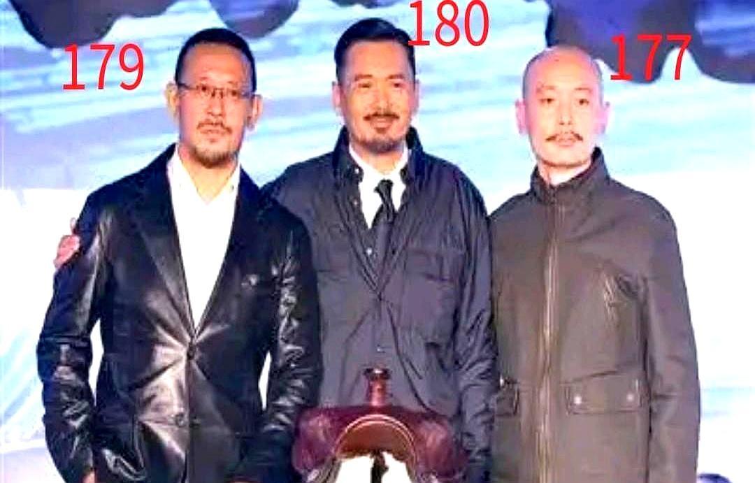 姜文那183cm的身高，在周润发面前消失了4厘米。发哥去年七十岁体检，身高