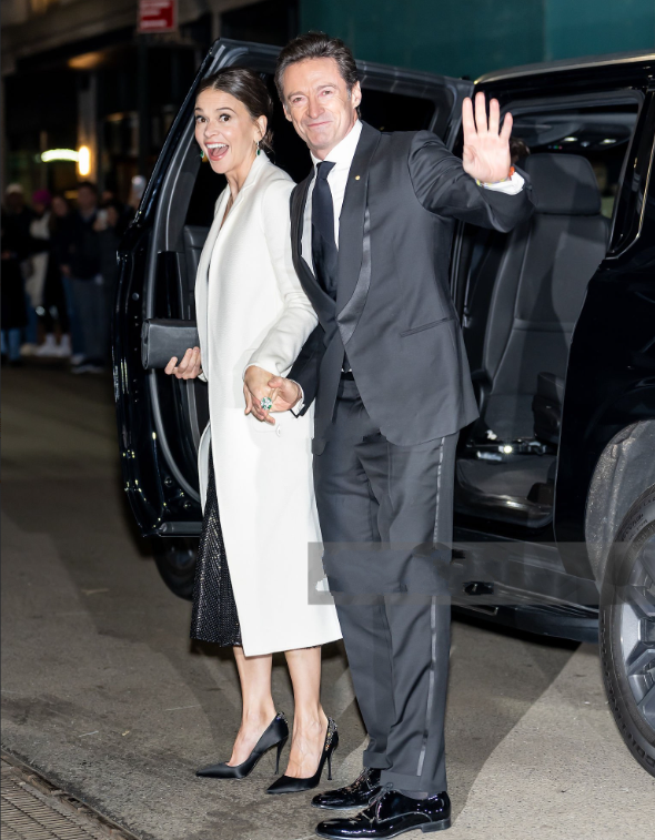 休·杰克曼带着女友SuttonFoster一起参加哥谭奖，俩人牵手互动太甜了吧