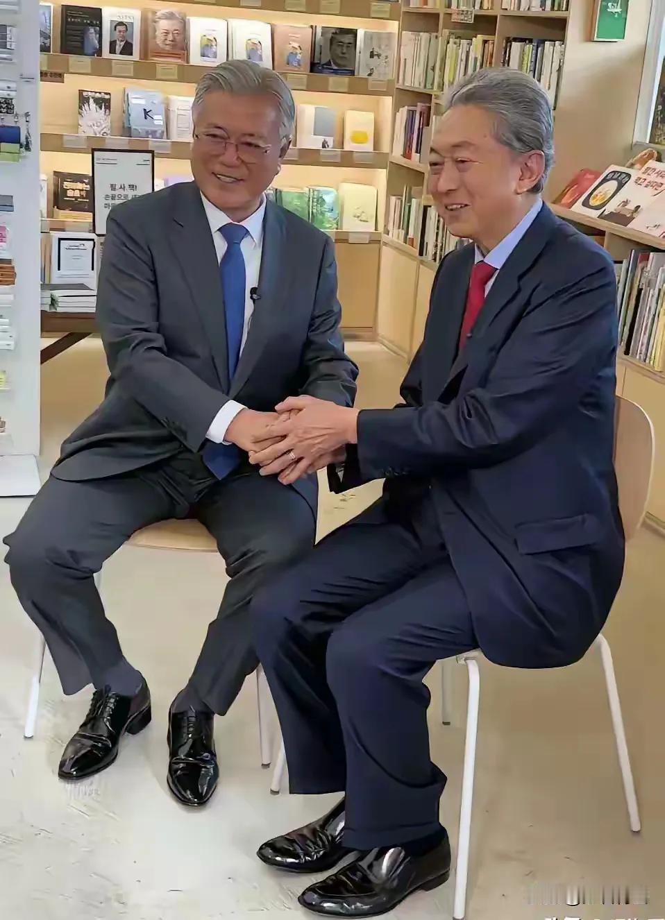 日本前首相鸠山由纪夫，专程来到韩国，拜访前总统文在寅参观了他在家乡开的书店。两