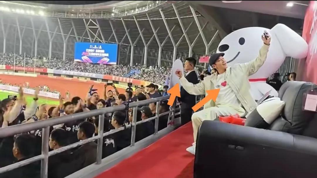 苏超现场宿迁“项羽”穿“红心”白衣握拳与球迷互动。