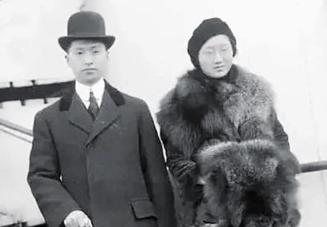 1959年，顾维钧趁妻子黄惠兰睡着，偷偷溜进了严幼韵的房间。之后屋子里传来嬉笑声