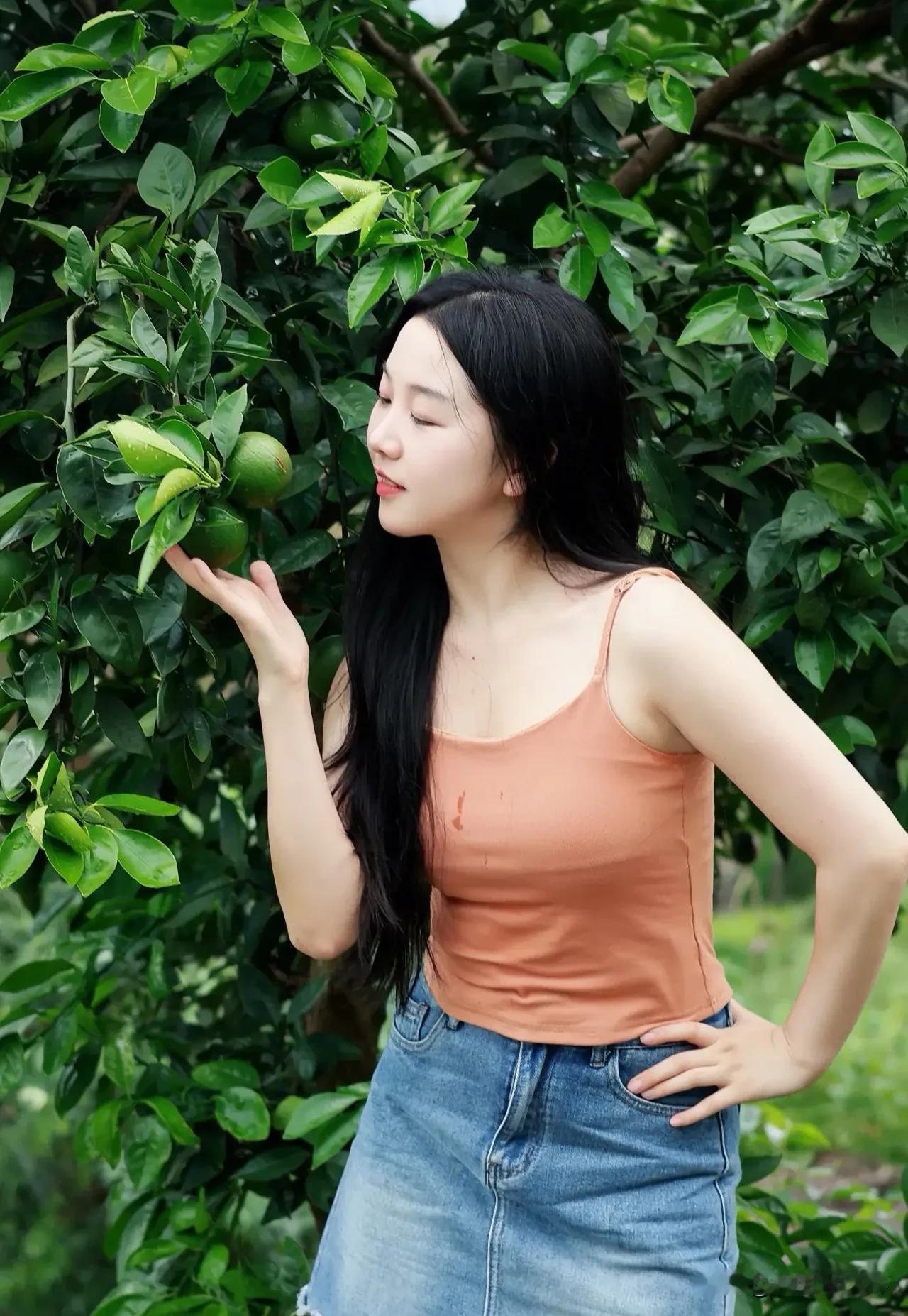 微胖圆脸的夏日自信，橙色吊带点亮街头！圆润线条勾勒独特魅力，谁说美只有