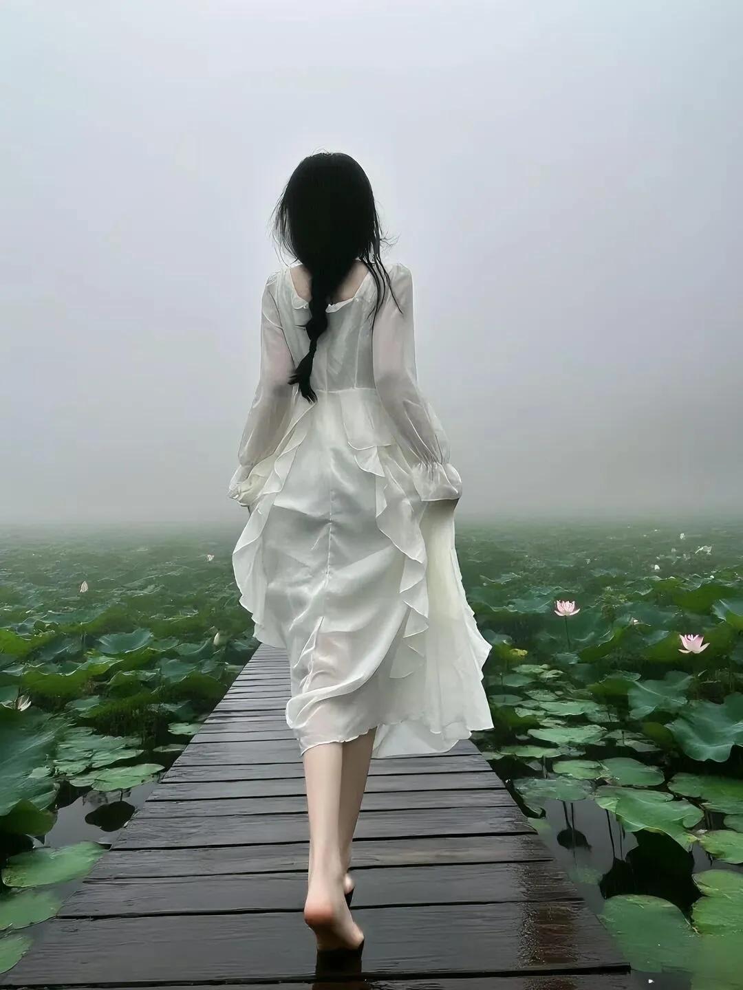 雾中漫步白裙飘逸莲花盛开唯美如画清新脱俗雨雾荷花仙气荷叶边连衣裙穿搭