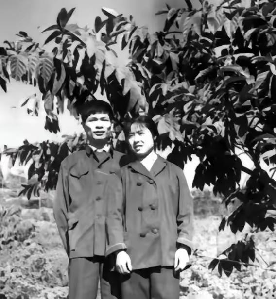 1970年，19岁北京知青摔断手臂，跑到县城买药。可药钱差1角，他恳请营业员帮忙