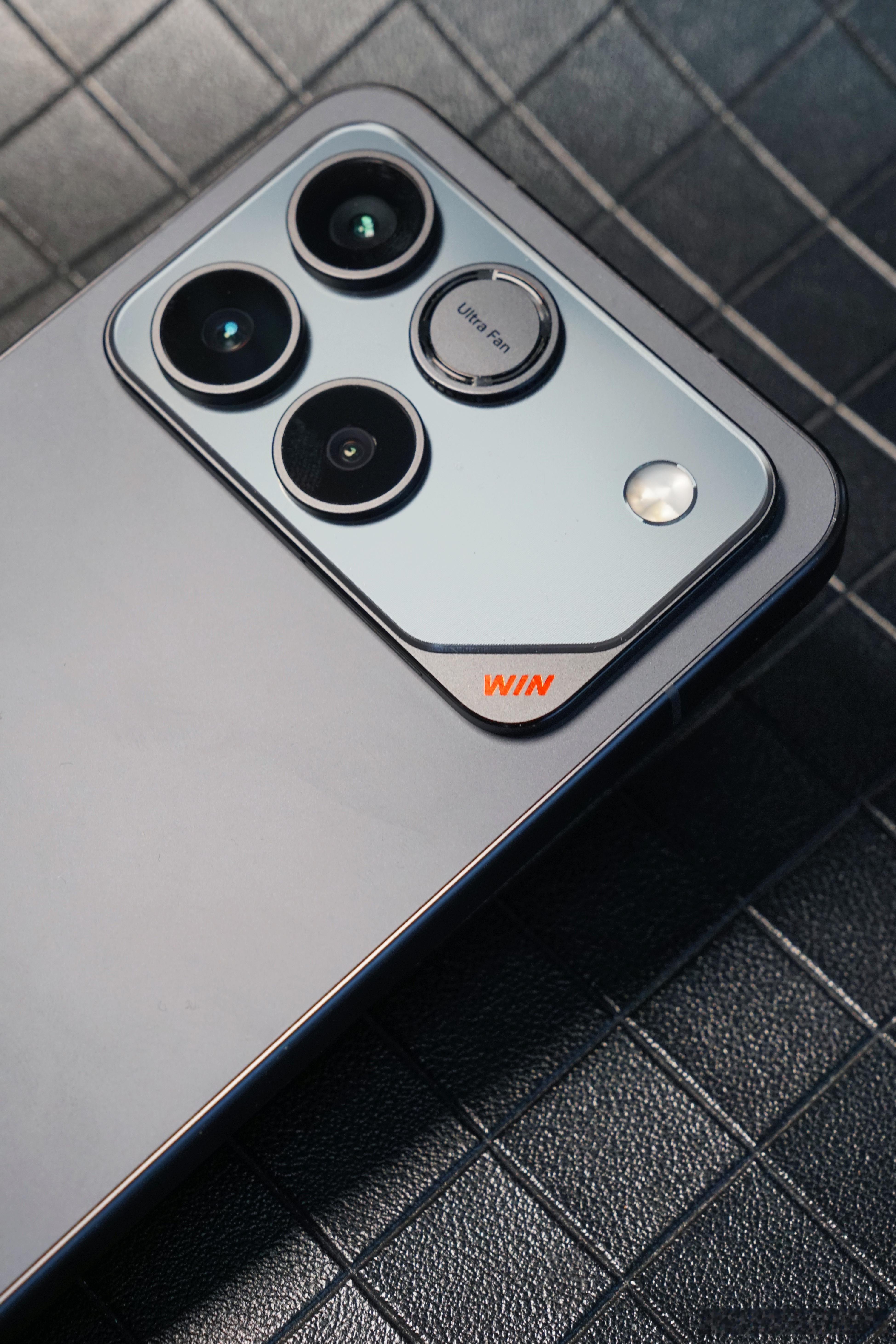 荣耀WIN的电池是10000mAh，没错，首个电池容量破万的机型，比一些平板电脑