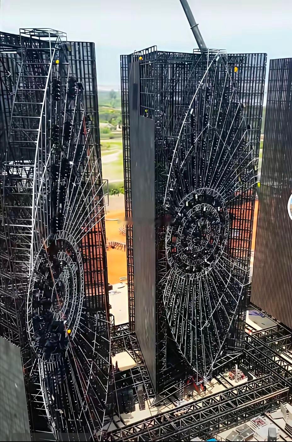 抚仙湖演唱会舞台被拆，说明一点，当时走的流程正常，审批通过，只能说是当时的那些人