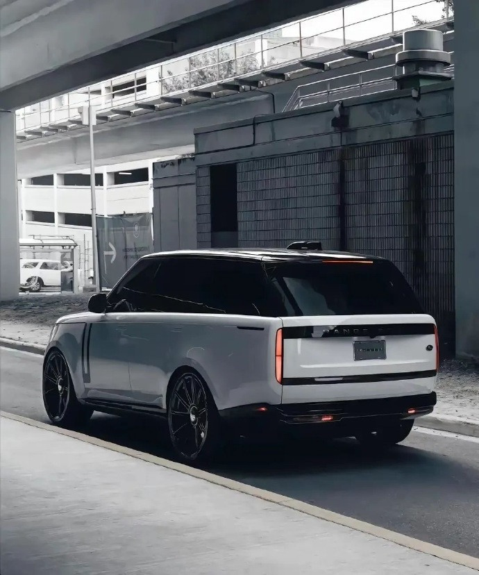 路虎揽胜！这一代的揽胜真的太有气场了！实至名归的SUV霸主地位！