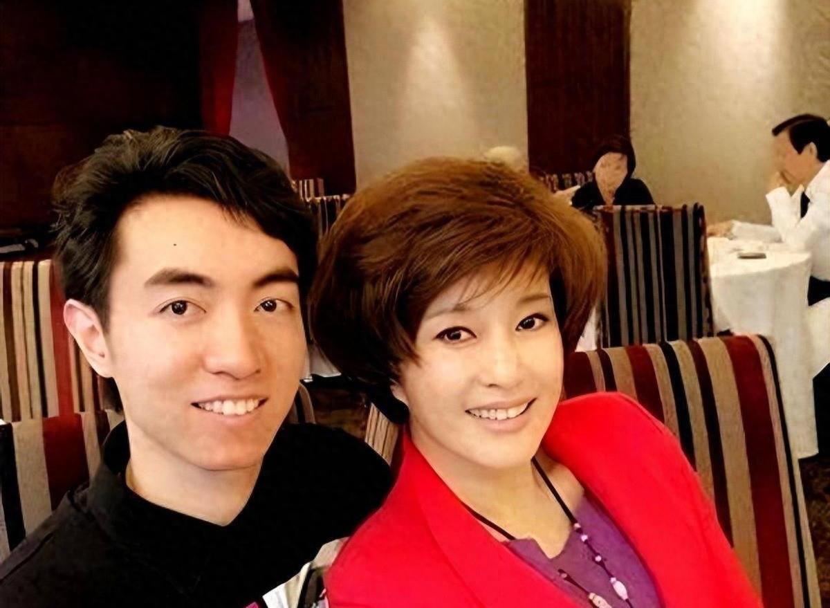 大家发现没？刘晓庆的外甥的这个特征很明显，如果刘晓庆早早发现了，也不会让自己现在