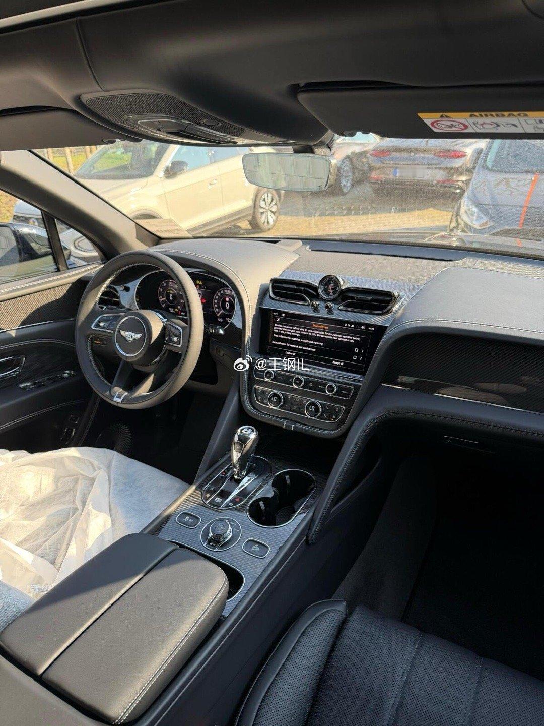 2026款添越Speed，重塑超豪SUV性能霸权。双涡轮增压4.0升V8发动机最