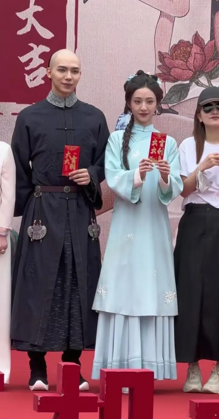 新版还珠格格👋👋让容嬷嬷把阿哥都一起扎了吧....还珠格格短剧热点观
